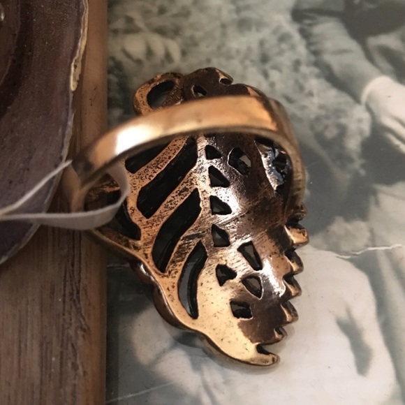 🌻3 for $20🌻 Leaf Crystal Ring - Picture 7 of 7